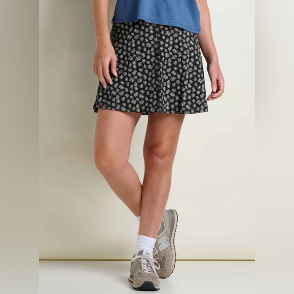 Toad&Co Selena Skort Black and White Floral - Picture 4 of 4